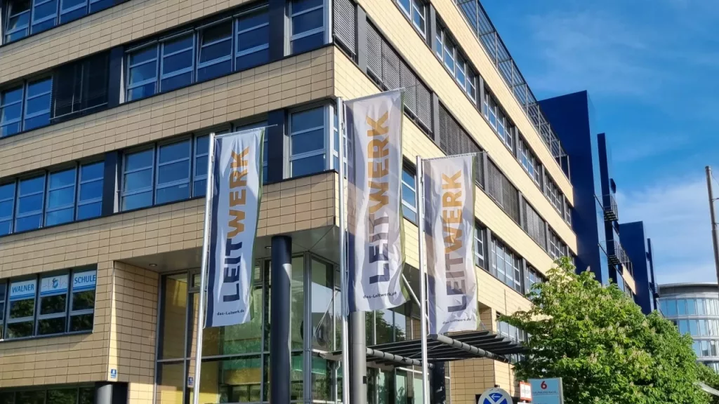 fahnen-vor-leitwerk-muenchen